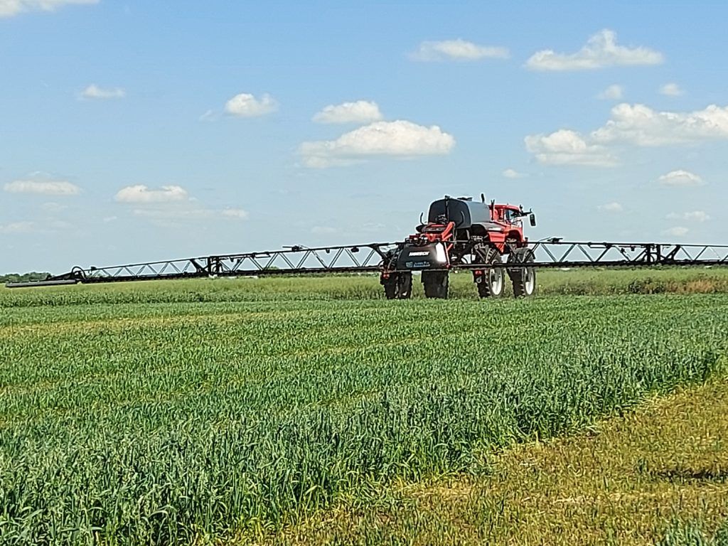 A NAK elnöke, Győrffy Balázs szerint jó kompromisszumot kötöttek az Agrárminisztérium szakembereivel, aminek eredményeképpen további fél éve lesz a magyar gazdatársadalomnak felkészülnie az e-permetezési napló vezetésére és használatára - Fotó: Magro.hu, CSZS, Mezőfalva