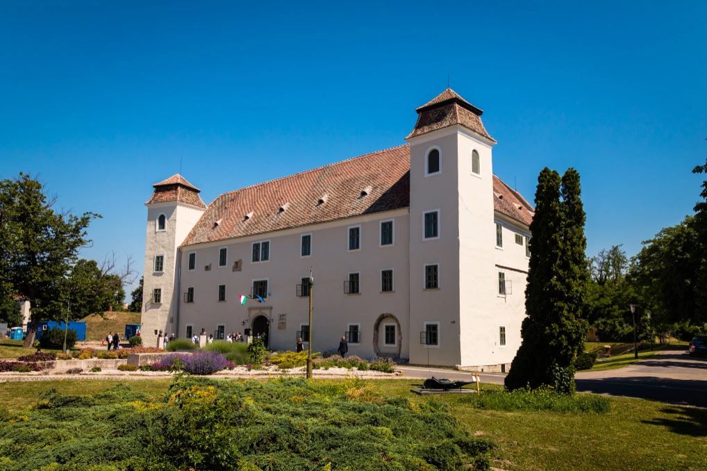 Ahogy a Széchenyi István Egyetem mosonmagyaróvári karának otthona, az óvári vár és környezete, úgy az ott folyó képzések és kutatások is megújulnak - Fotó: Májer Csaba József