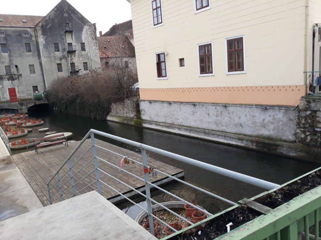 A természetes forrásból való vízgyűjtés kíméli a pénztárcát, de egészségesebb és környezetkímélőbb megoldás is, az esővízben ugyanis olyan ásványi anyagok vannak, amik a kert javára válnak - Fotó: Magro.hu, CSZS, Mosonmagyaróvár