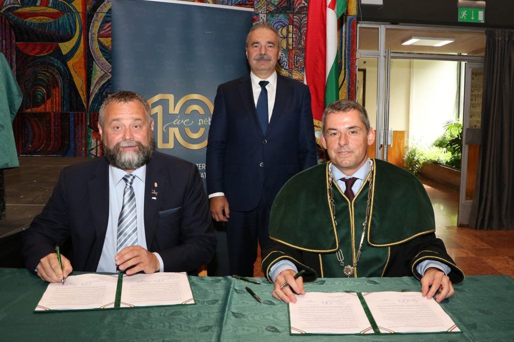 Balról Dr. Oravecz Márton, a Nemzeti Élelmiszerlánc-biztonsági Hivatal elnöke, középen Nagy István agrárminiszter, jobbra Dr. Gyuricza Csaba, a MATE rektora az együttműködés aláírását követően - Fotó: Balázs Gusztáv