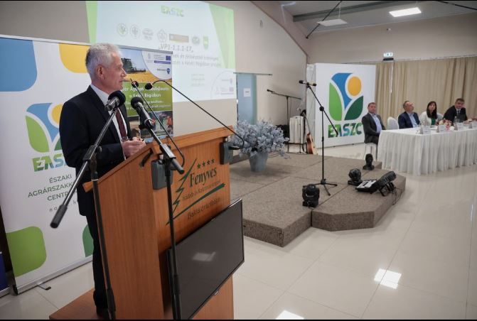 Lévai Imre, az Északi Agrárszakképzési Centrum főigazgatója az egymilliárd forintos projekt megvalósításának nehézségeiről is beszélt - Fotó: Dodó Ferenc, Szon.hu