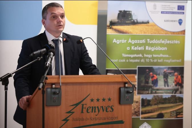 Papp Zsolt György, az Agrárminisztérium helyettes államtitkára előadásában elmondta, a szaktárca az elmúlt két évben 1570 milliárd forintnyi fejlesztésről döntött, a fő stratégiai cél az állattenyésztés, az élelmiszeripar és annak megújulásának támogatása volt - Fotó: Dodó Ferenc, Szon.hu