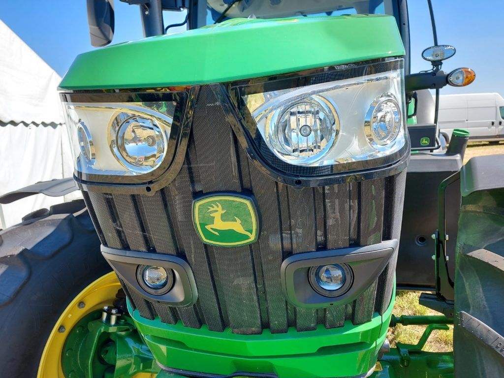 Egy John Deere traktor eleje
