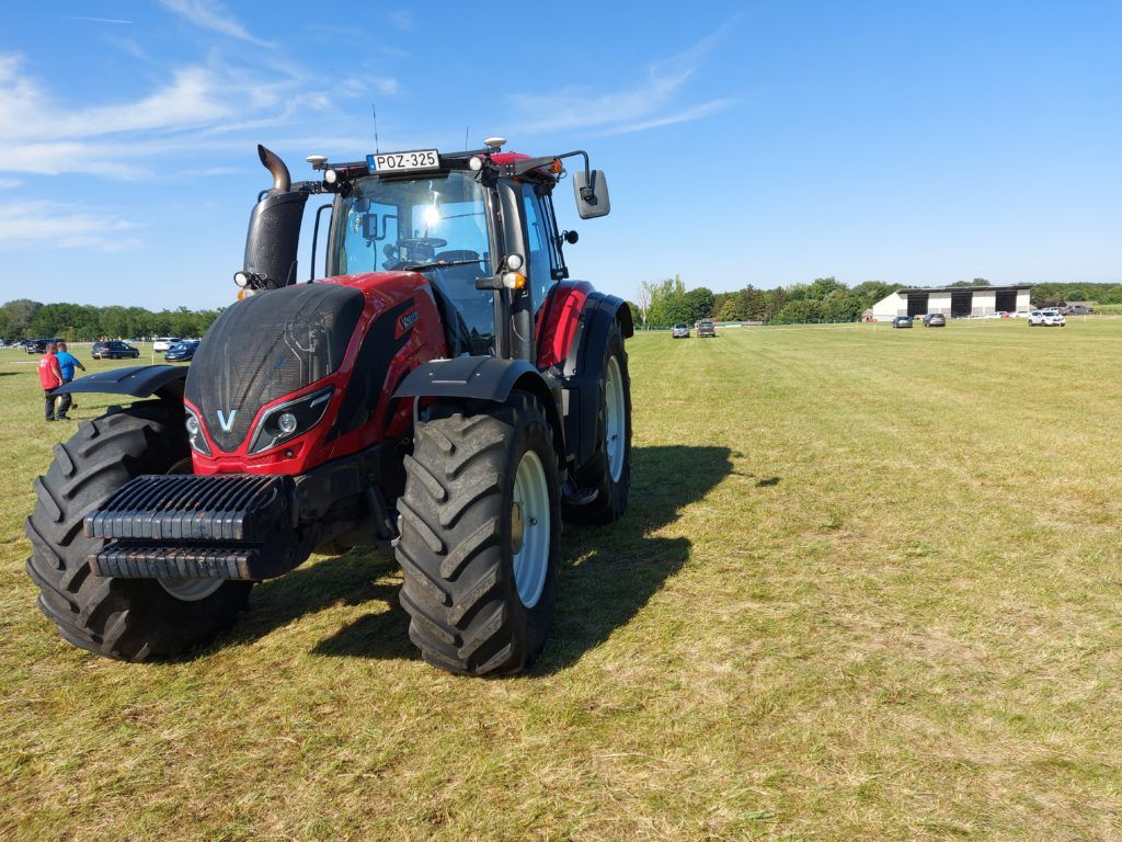 A Valtra traktorokat ki is lehetett próbálni az élményvezetés során
