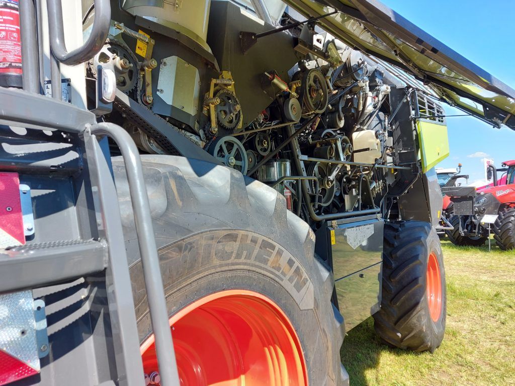 Bepillantás a CLAAS kombájn oldalán