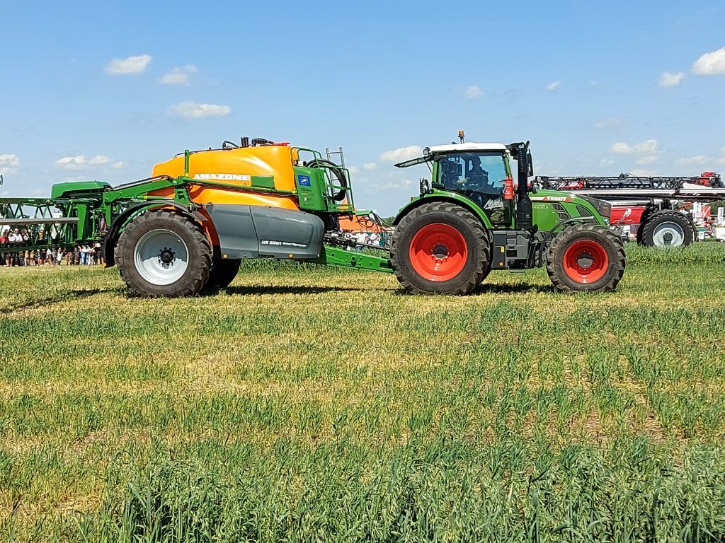 Amazone vontatott permetező és Fendt traktor Mezőfalván, 2022. június 2-án, pénteken délután