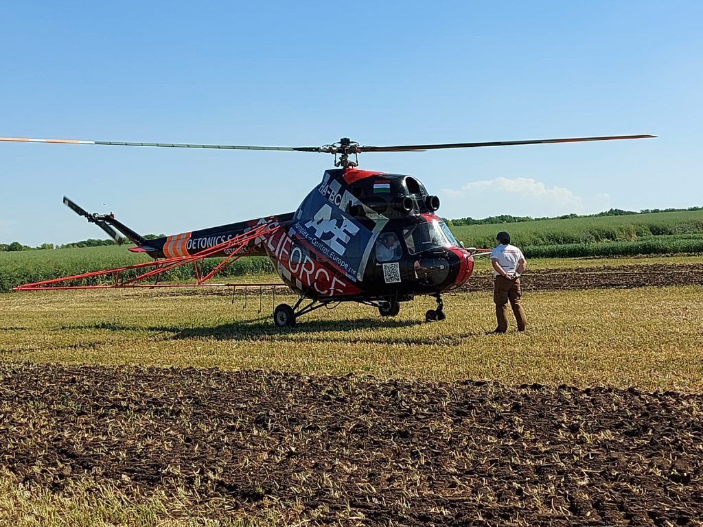 Ez a permetezőhelikopter volt az események egyik központi szereplője