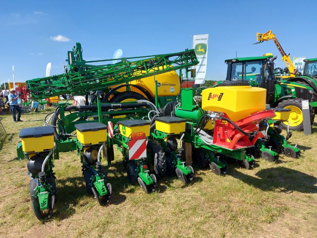 John Deere vetőgép az előtérben