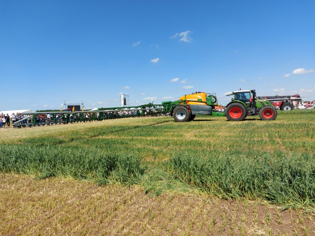 Amazone permetezőgép és Fendt traktor