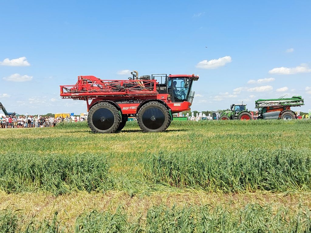 Agrifac önjáró permetező akcióban