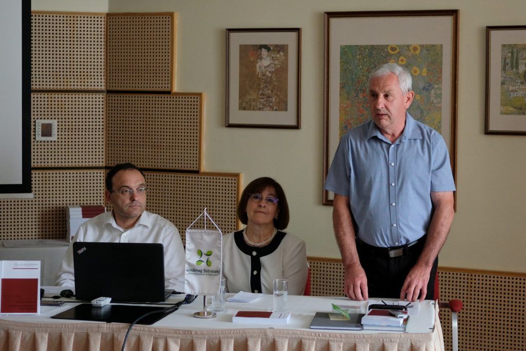 Több mint egymilliárd forintos támogatást kaptak az elmúlt időszakban a hazai növénynemesítők - balról Ari Zoltán, a Fajtaoltalmi Nonprofit Kft. ügyvezető igazgatója, középen Kókai-Kunné Dr. Szabó Ágnes, a Hegyközségek Nemzeti Tanácsának jogi tanácsadója, jobbra Takács Géza, a Vetőmag Szövetség Szakmaközi Szervezet és Terméktanács elnöke