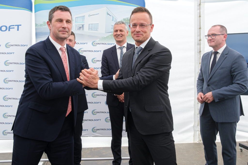Szijjártó Péter külgazdasági és külügyminiszter (elöl, j) és Tánczos Barna romániai környezetvédelmi, vízügyi és erdészeti miniszter kezet fog a Controlsoft-Automatika beruházásának alapkőletételén, középen Berzsenyi Miklós ügyvezető igazgató, jobbról Korodi Attila polgármester. A projekt keretében a magyar vízipari cég a kormány 290 millió forintos támogatásával automatizálással foglalkozó irodát és üzemcsarnokot épít 486 millió forint értékben az erdélyi városban, negyvenöt új munkahelyet teremtve. MTI/Veres Nándor