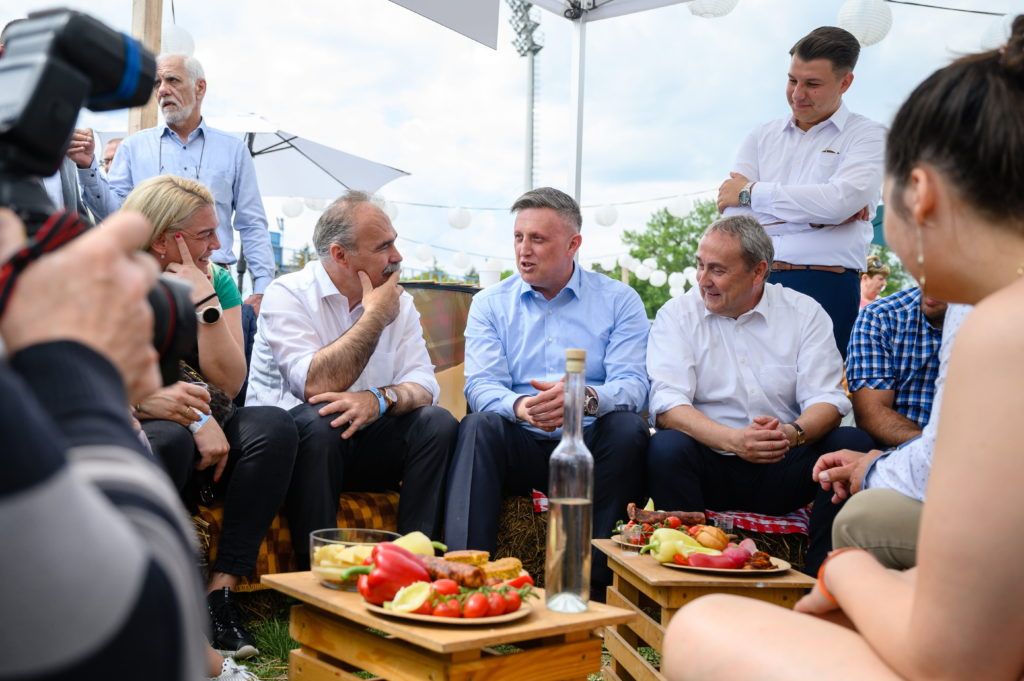 Nagy István agrárminiszter, Győrffy Balázs, a Nemzeti Agrárgazdasági Kamara elnöke és Kovács Zoltán fideszes országgyűlési képviselő (középen, b-j) a 25. pápai Expo és Agrárpiknik megnyitóján 2022. május 13-án. MTI/Vasvári Tamás