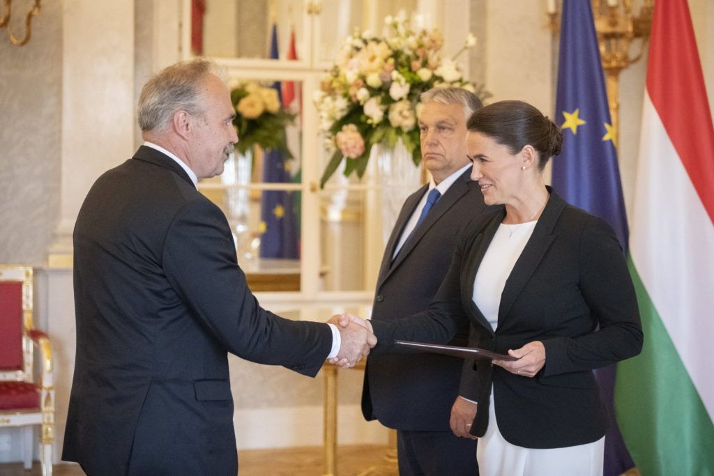 A Miniszterelnöki Sajtóiroda által közreadott képen Nagy István agrárminiszter átveszi kinevezési okmányát Novák Katalin köztársasági elnöktől, mellette Orbán Viktor miniszterelnök a Sándor-palotában 2022. május 24-én. MTI/Miniszterelnöki Sajtóiroda/Benko Vivien Cher