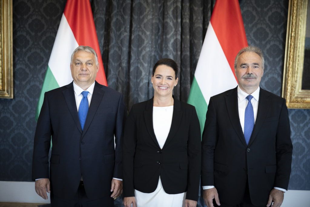 Nagy István agrárminiszter, Novák Katalin köztársasági elnök és Orbán Viktor kormányfő társaságában, miután a szakpolitikus átvette kinevezési okmányát a Sándor-palotában 2022. május 24-én. MTI/Miniszterelnöki Sajtóiroda/Fischer Zoltán