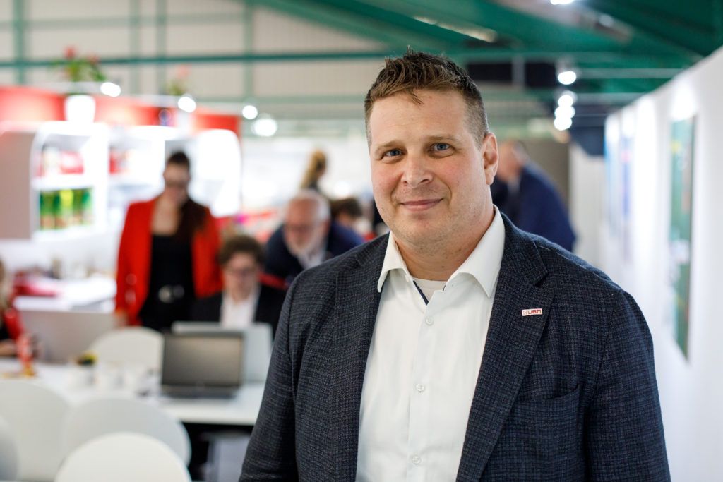 Varga Gábor, az UBM Csoport vezérigazgató-helyettese, a takarmány üzletág vezetője többek között arról is beszélt, miben és hogyan tudnak segíteni a magyar állattartóknak a költséghatékony termelés érdekében