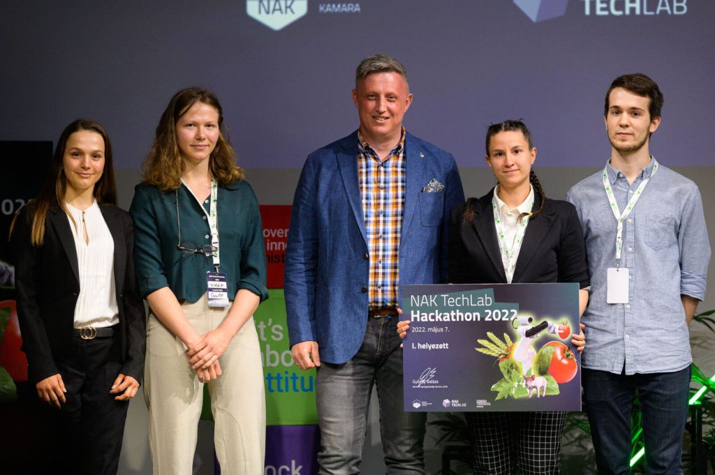 Remek fejlesztési ötlet a magyar fiataloktól: vágás helyett tovább termelhetik a tejet a robotfejésre alkalmatlan tehenek - a kép közepén Győrffy Balázs, a NAK elnöke - Fotó: NAK