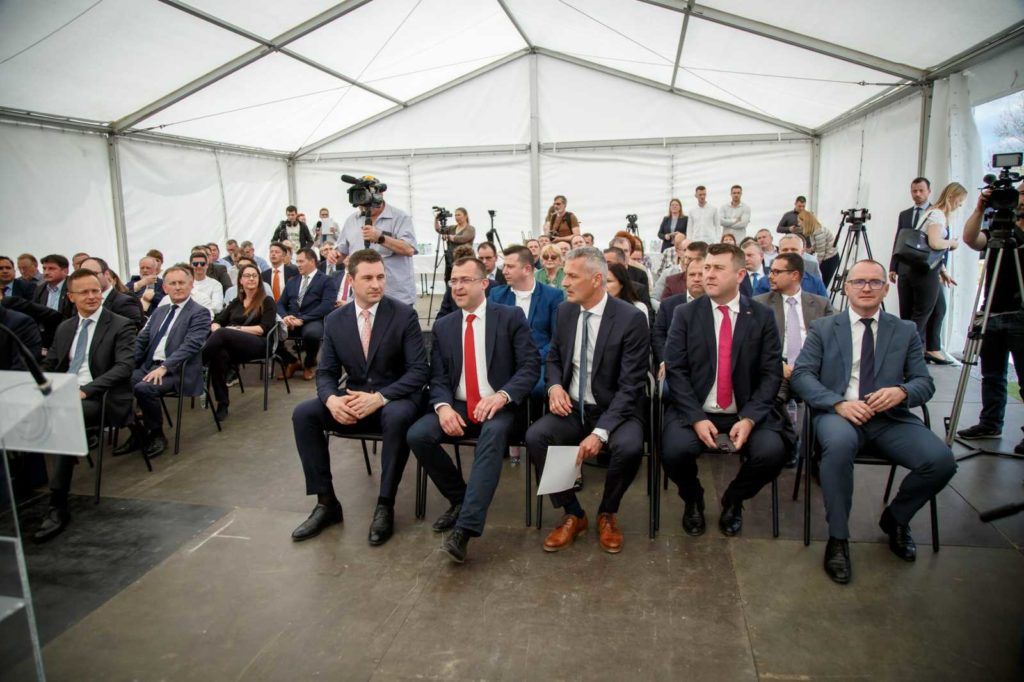 Sorban a felszólalók a Controlsoft alapkőletétele előtt - Fotó: Mihály László/Csíkszereda Városháza