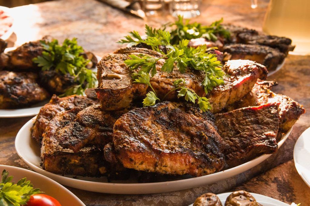 Nem tűnik versenyképes népélelmezési megoldásnak a műhús, mert azon túl, hogy drága, az íze és állaga nem nyújt olyan élvezetet, mint a természetes húsoké