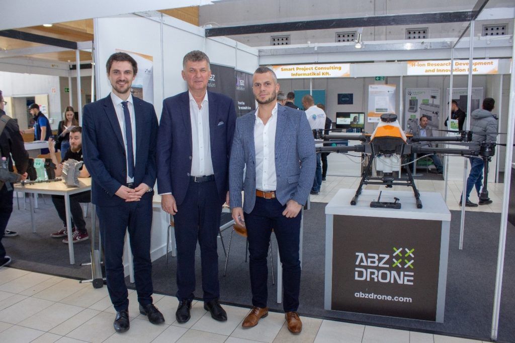Drotár István, az egyetem Digitális Fejlesztési Központjának központvezetője, Szekeres István, az MIB Invest Group Kft. ügyvezető igazgatója és Török Gyula, az ABZ Drone Kft. ügyvezetője az ABZ Innovation Kft. standjánál. (Fotó: Horváth Márton)