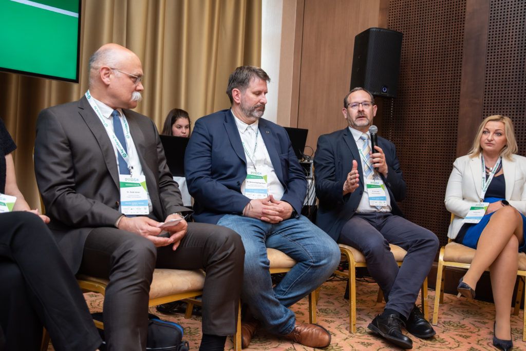 Balról Dr. Sisák István, a Szegedi Tudományegyetem szakvezetője, Dr. Mezőszentgyörgyi Dávid, a Magyar Agrár- és Élettudományi Egyetem stratégiai és fejlesztési rektorhelyettese, Dr. Kovács Attila, a Széchenyi István Egyetem nemzetközi kapcsolatokért felelős dékánhelyettese és Székely Erika, a Nemzeti Agrárgazdasági Kamara Szakképzési és Szaktanácsadási Igazgatóságának igazgatója a budapesti kerekasztal beszélgetésen