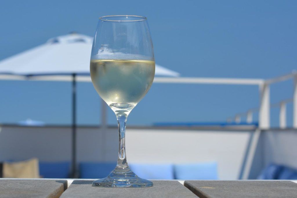 A kutatók munkája a korábbi vizsgálatoktól leginkább abban tér el, hogy az alkoholos italokat nem csak egy csoportként vizsgálták, hanem szétválasztották a különböző termékeket, a fehérborok fogyasztása kedvező hatásokat is eredményezett