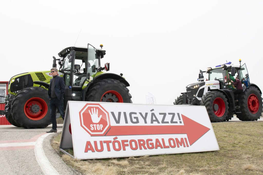 A programok kifejezetten az adott évszak mezőgazdasági tevékenységeihez igazodnak, felhívva a figyelmet a mezőgazdaságban dolgozó gépjárművek jogszerű használatára, illetve a közúti közlekedésben résztvevő minden más személy figyelmét és türelmét a lassú járművekre