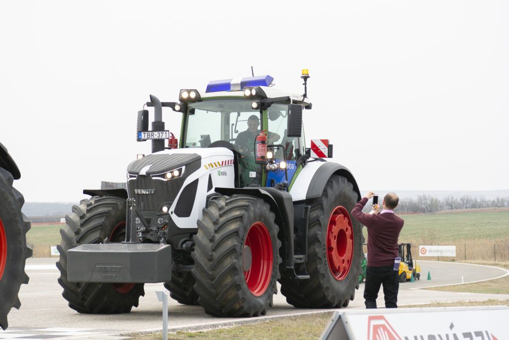 A rendőrségi grafikával dekorált Fendt traktor