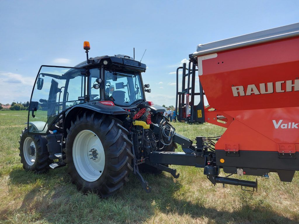 Elegendő mennyiségben rendelkezésre áll az országban a tavaszi mezőgazdasági munkákhoz szükséges műtrágya Nagy István agrárminiszter szerint - Fotó: Magro.hu, CSZS, Pápa