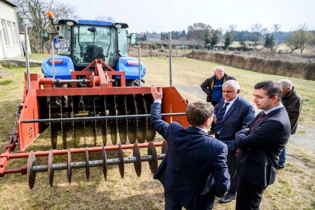 Feltalálója elmondása szerint egyszerre négy technológiai műveletet is kivált, így gazdaságossági, ráfordítási szempontból sem elhanyagolható újítás
