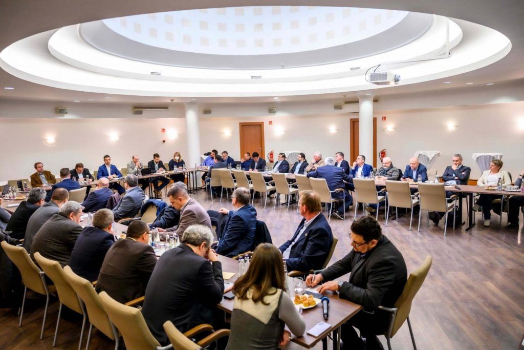 "A jelenlegi nehéz piaci helyzet körülményei között fontosnak tartjuk, hogy a magyar sertéstartás talpon maradását szolgáló eszközöket és lehetőségeket az ágazat szereplőivel közösen beszéljük át és összehangoltan cselekedjünk" – jelentette ki Feldman Zsolt (bal oldalon, középen) a sertéságazat meghatározó szereplőivel folytatott egyeztetésen