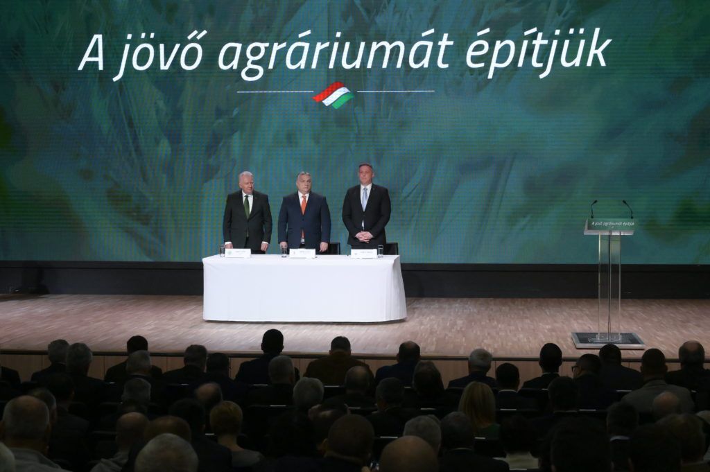 Budapest, 2022. március 5. Orbán Viktor miniszterelnök (k), Jakab István, a Magyar Gazdakörök és Gazdaszövetkezetek Szövetsége (MAGOSZ) elnöke és Győrffy Balázs, a Nemzeti Agrárgazdasági Kamara (NAK) elnöke - Fotó: MTI/Koszticsák Szilárd