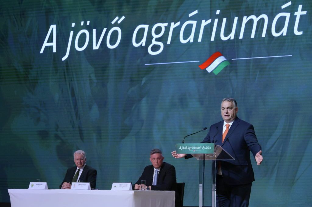 Orbán Viktor miniszterelnök beszédet mond a Magyar Gazdakörök és Gazdaszövetkezetek Szövetsége (MAGOSZ) és a Nemzeti Agrárgazdasági Kamara (NAK) gazdakongresszusán Budapesten, a Hungexpo kongresszusi központjában 2022. március 5-én. Az asztalnál Jakab István, a MAGOSZ elnöke (b) és Győrffy Balázs, a NAK elnöke (b2) - Fotó: MTI/Koszticsák Szilárd