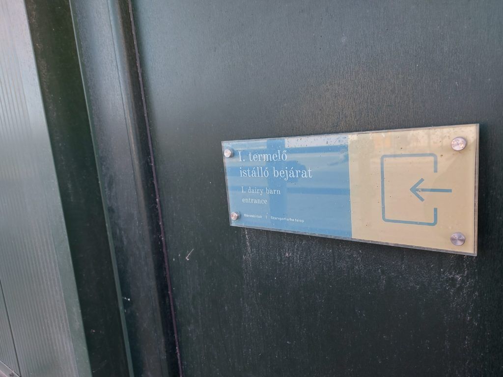 Az I. termelő istálló egyik ajtaja a 11-es majori szarvasmarhatelepen - Fotó: Magro.hu, CSZS, Mezőhegyes