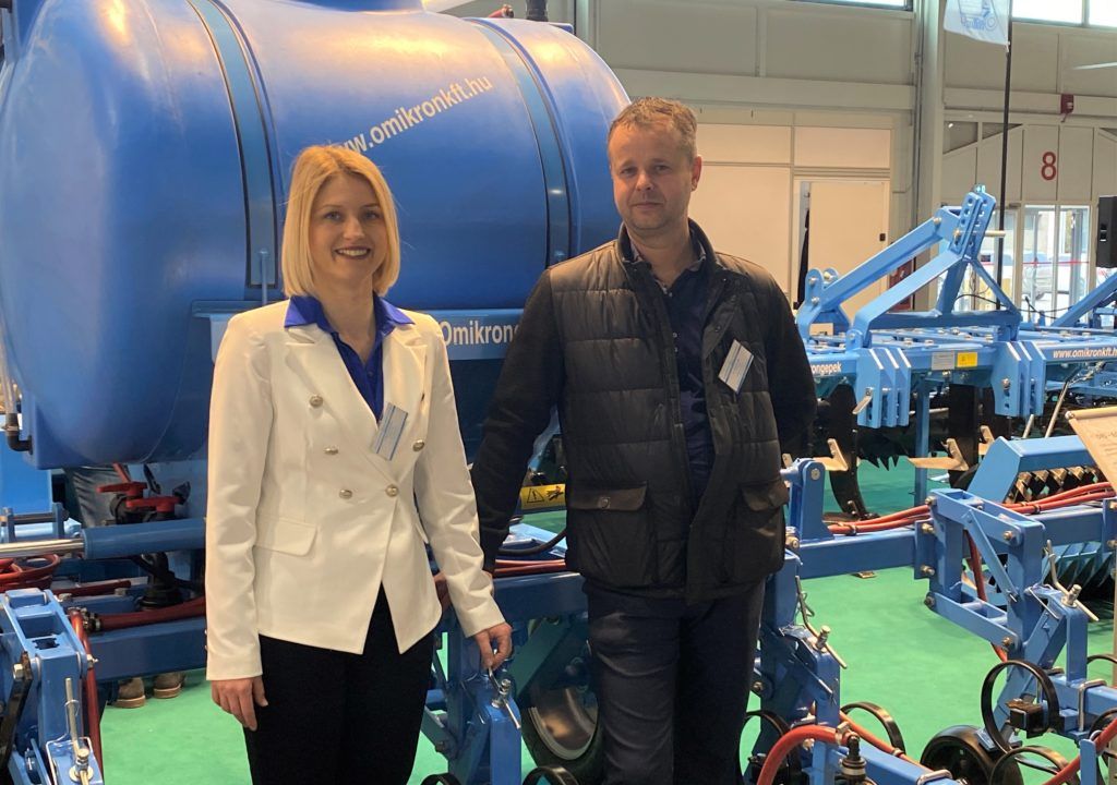 Gubacsi Melinda reklámmenedzser és Gubacsi Imre termékmenedzser a 2022-es AGROmashEXPO kiállításon beszélt az OMIKRON technológia részleteiről - Fotó: Magro.hu, BT, Budapest